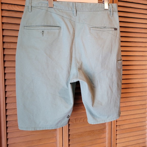 Volcom Khaki Green Cargo Shorts - Picture 2 of 10